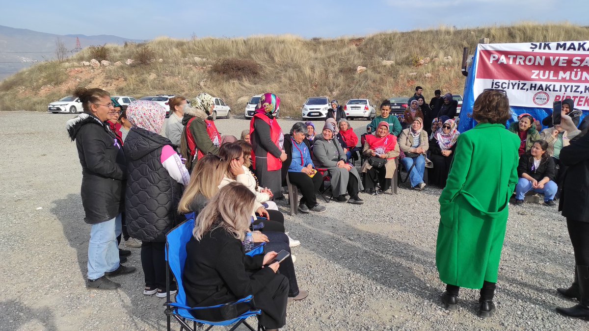 Direnişteki Şık Makas işçisi kadınlarla, 25 Kasım’ı, kadına yönelik her türden şiddete ve sömürüye karşı mücadeleyi direniş çadırında konuştuk.

Evde, fabrikada, sokakta…
Hayatın her alanında, her türden şiddete ve sömürüye karşı yaşasın örgütlü mücadelemiz! 
#25Kasım