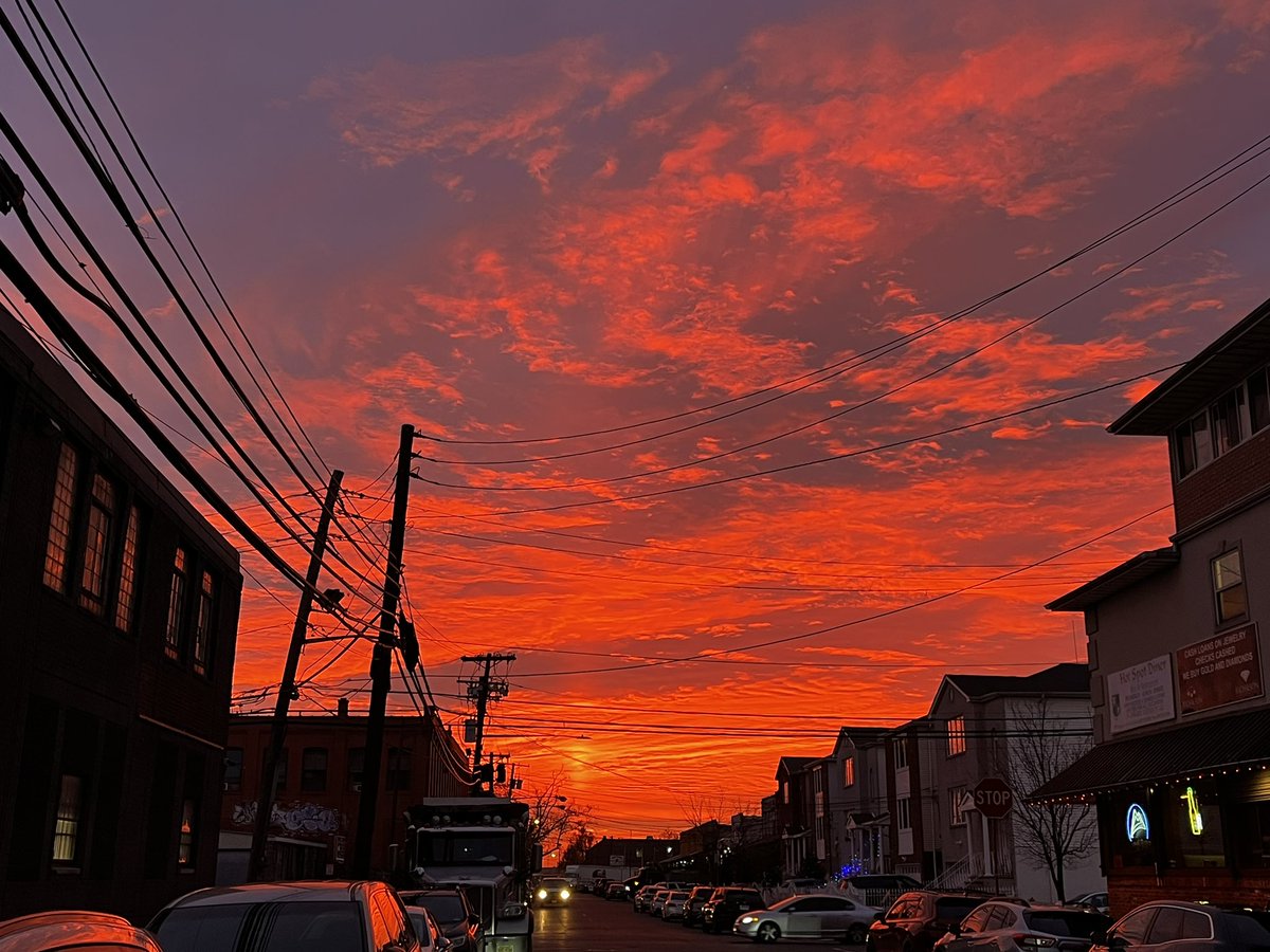 sudbri's tweet image. Wow Sunrise Newark NJ! @JimCantore @StephanieAbrams @JenCarfagno @SamChampion @nynjpaweather