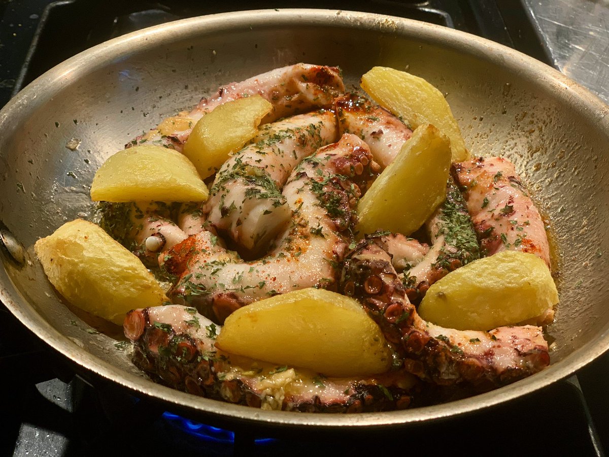 andresmadrigalg's tweet image. Pulpo al ajillo con patatas fritas.
 
¡¡¡Aquí os dejo un buen truco para freír patatas!!!
 
4 tentáculos grandes de pulpo cocidos
4 patatas medianas
6 dientes de ajo machacados  
2 guindilla roja pequeñas sin semillas y rotas
10cl de vino blanco seco  
4g de pimentón ahumado
36g…