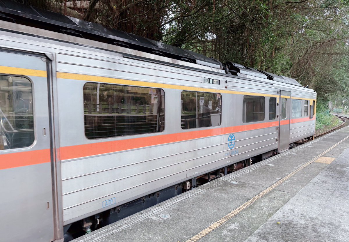 ilovepurinhk's tweet image. 海科館駅から瑞芳駅までの列車。
円形だよ！同じ車両からだよ😍
とても嬉しい〜☺️

#猪塚健太写真集
#猪塚健太