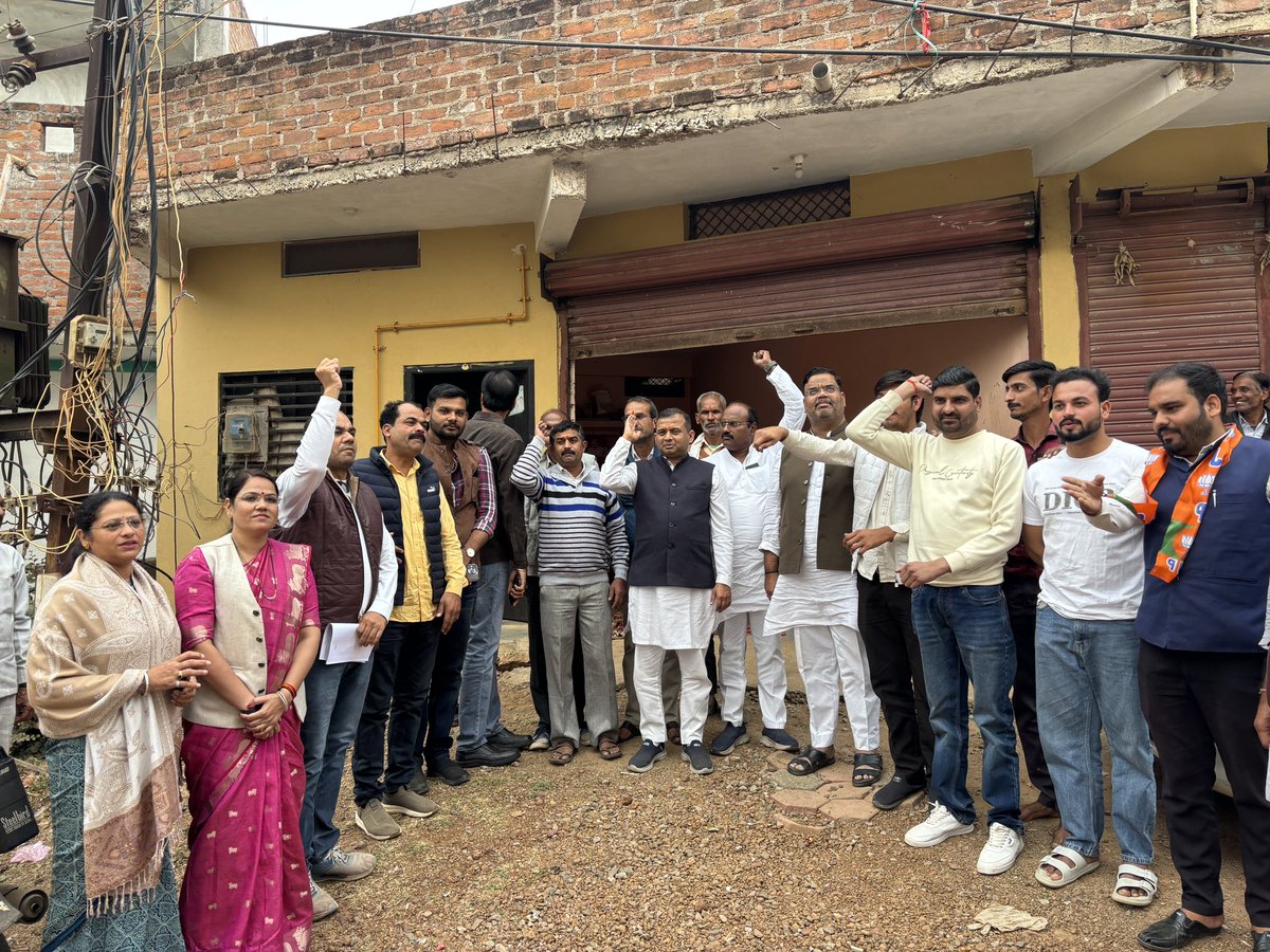 drnishantkhare's tweet photo. आज बूथ क्रमांक 96, त्रिलोकपुरी कॉलोनी, वार्ड नंबर 1, अशोकनगर विधानसभा में SIR विषयों पर विस्तृत चर्चा की।

बूथ प्रबंधन, मतदाता संवाद, प्रविष्टियों के सत्यापन तथा आगामी कार्यक्रमों की तैयारियों पर सभी कार्यकर्ताओं के साथ सारगर्भित समीक्षा हुई।

स्थानीय स्तर पर प्राप्त सुझावों ने बूथ को और मजबूत बनाने की दिशा में महत्वपूर्ण मार्गदर्शन प्रदान किया।

@BJP4MP @BJP4India @HitanandSharma @Hkhandelwal1964 @CMMadhyaPradesh @shivprakashbjp @narendramodi