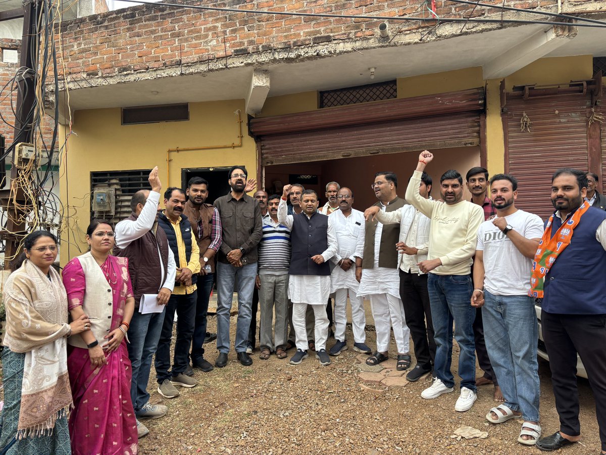 drnishantkhare's tweet photo. आज बूथ क्रमांक 96, त्रिलोकपुरी कॉलोनी, वार्ड नंबर 1, अशोकनगर विधानसभा में SIR विषयों पर विस्तृत चर्चा की।

बूथ प्रबंधन, मतदाता संवाद, प्रविष्टियों के सत्यापन तथा आगामी कार्यक्रमों की तैयारियों पर सभी कार्यकर्ताओं के साथ सारगर्भित समीक्षा हुई।

स्थानीय स्तर पर प्राप्त सुझावों ने बूथ को और मजबूत बनाने की दिशा में महत्वपूर्ण मार्गदर्शन प्रदान किया।

@BJP4MP @BJP4India @HitanandSharma @Hkhandelwal1964 @CMMadhyaPradesh @shivprakashbjp @narendramodi