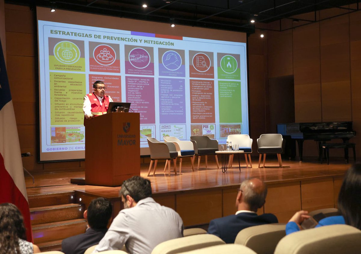 🟢#PREVENCION | Para abordar el contexto de los incendios forestales en Chile y la labor preventiva en el territorio que lleva a cabo #CONAF, el jefe del Departamento de Prevención de Incendios Forestales de #CONAF, Rolando Pardo, participó en el "Simposio Internacional: Fuego y