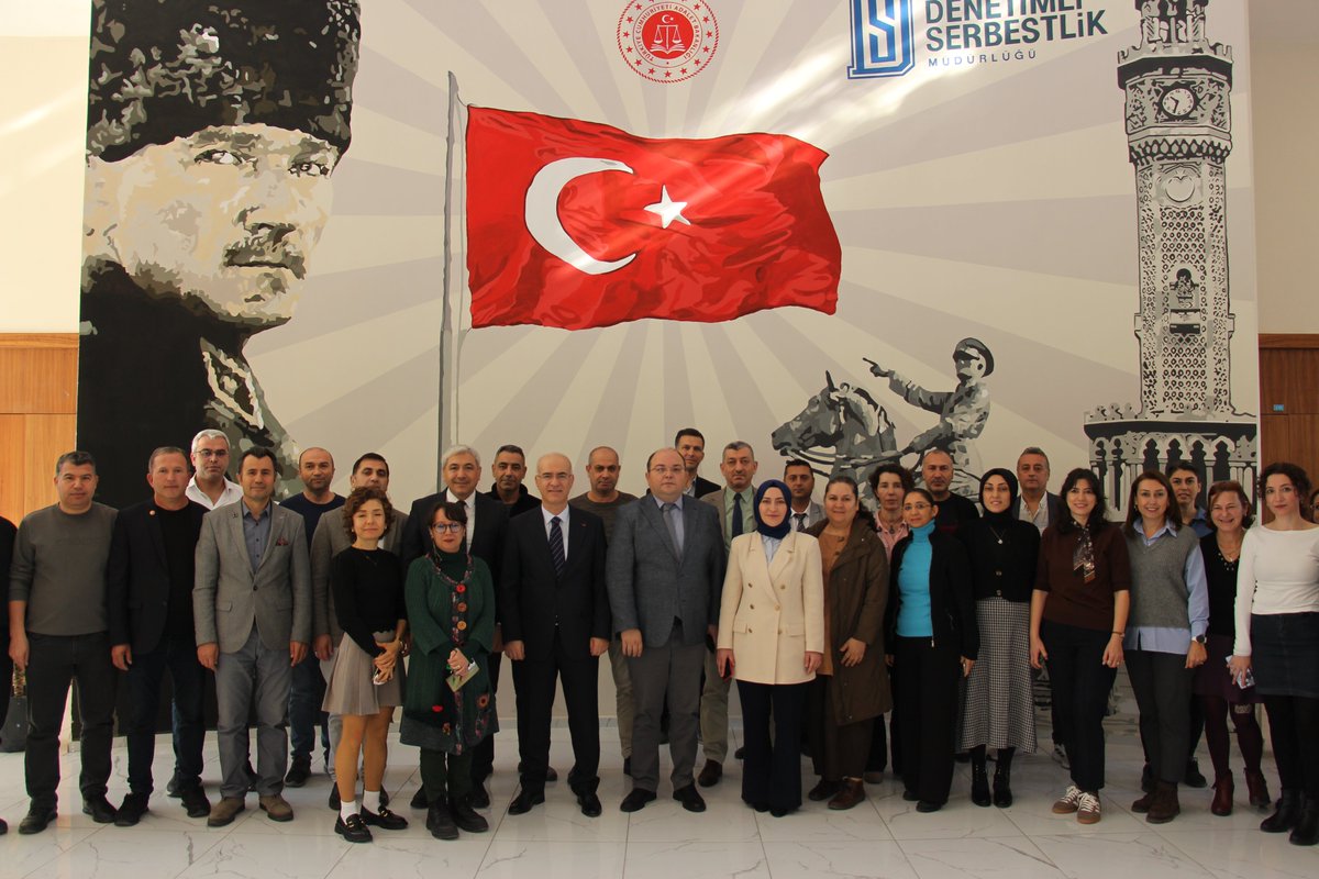 candeveci_'s tweet photo. DR. VEHBİ KADRİ KAMER İN MÜDÜRLÜĞÜMÜZÜ ZİYARETİ

Denetimli Serbestlik Hizmetlerinin 20. Yılını kutladığımız şu günlerde, Denetimli Serbestlik Daire Başkanlığı'nın İlk Daire Başkanı Sayın Dr. Vehbi Kadri Kamer'i müdürlüğümüzde misafir ettik.
İzmir de yürütülen çalışmalarımız hakkında kendisine bilgi verdik.
Nazik ziyaretleri için kendilerine teşekkür ederiz.

@ctekurumsal 
@YavuzEnis 
@huseyinsk23 
@aliyeldann
@izmirdsm
