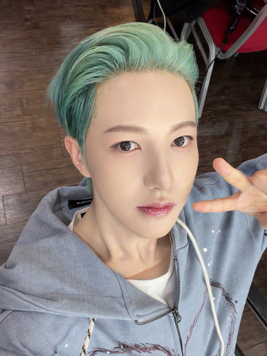 julyyfirst's tweet image. แต้งกิ้วเส้นผมน้องเหริน ปีนี้อินจุนทำสีผมหนักมากกกกก สีชัด กัดหนักกัดจริง เปิดมาด้วยสีชมพู ไว้สีนี้ยาวหลายเดือน ต่อมาเป็นสีเขียวแสนสดใสมองไกลๆก็เห็น แล้วตอนนี้อินจุนกลับมาผมดำแล้วว ผมสีเข้มแนะ น่ารักทั้งหมด ไม่ว่าจะผมสีไหนอินจุนก็เอาอยู่ 👍🏻😁