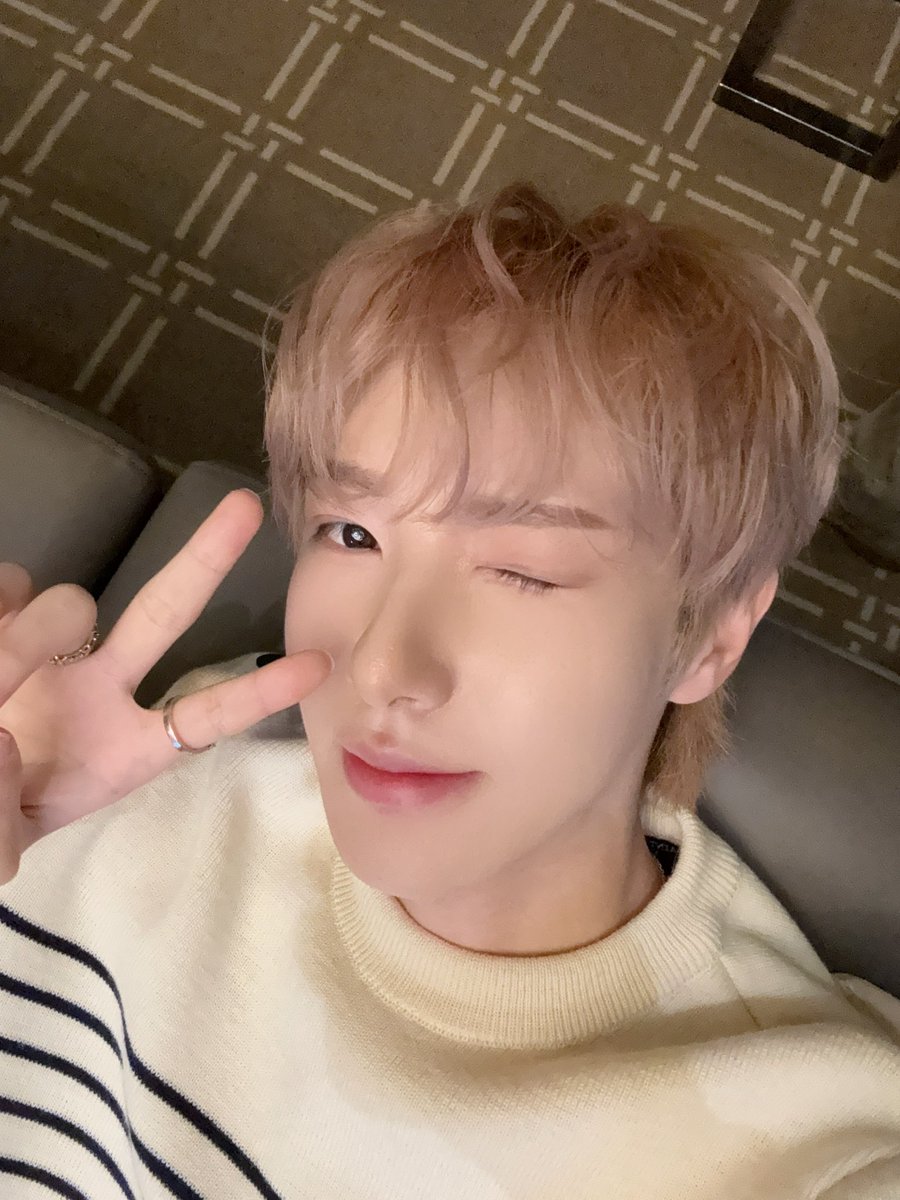 julyyfirst's tweet image. แต้งกิ้วเส้นผมน้องเหริน ปีนี้อินจุนทำสีผมหนักมากกกกก สีชัด กัดหนักกัดจริง เปิดมาด้วยสีชมพู ไว้สีนี้ยาวหลายเดือน ต่อมาเป็นสีเขียวแสนสดใสมองไกลๆก็เห็น แล้วตอนนี้อินจุนกลับมาผมดำแล้วว ผมสีเข้มแนะ น่ารักทั้งหมด ไม่ว่าจะผมสีไหนอินจุนก็เอาอยู่ 👍🏻😁