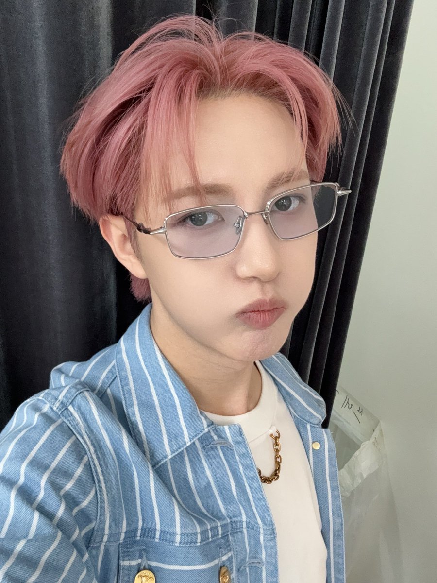 julyyfirst's tweet image. แต้งกิ้วเส้นผมน้องเหริน ปีนี้อินจุนทำสีผมหนักมากกกกก สีชัด กัดหนักกัดจริง เปิดมาด้วยสีชมพู ไว้สีนี้ยาวหลายเดือน ต่อมาเป็นสีเขียวแสนสดใสมองไกลๆก็เห็น แล้วตอนนี้อินจุนกลับมาผมดำแล้วว ผมสีเข้มแนะ น่ารักทั้งหมด ไม่ว่าจะผมสีไหนอินจุนก็เอาอยู่ 👍🏻😁