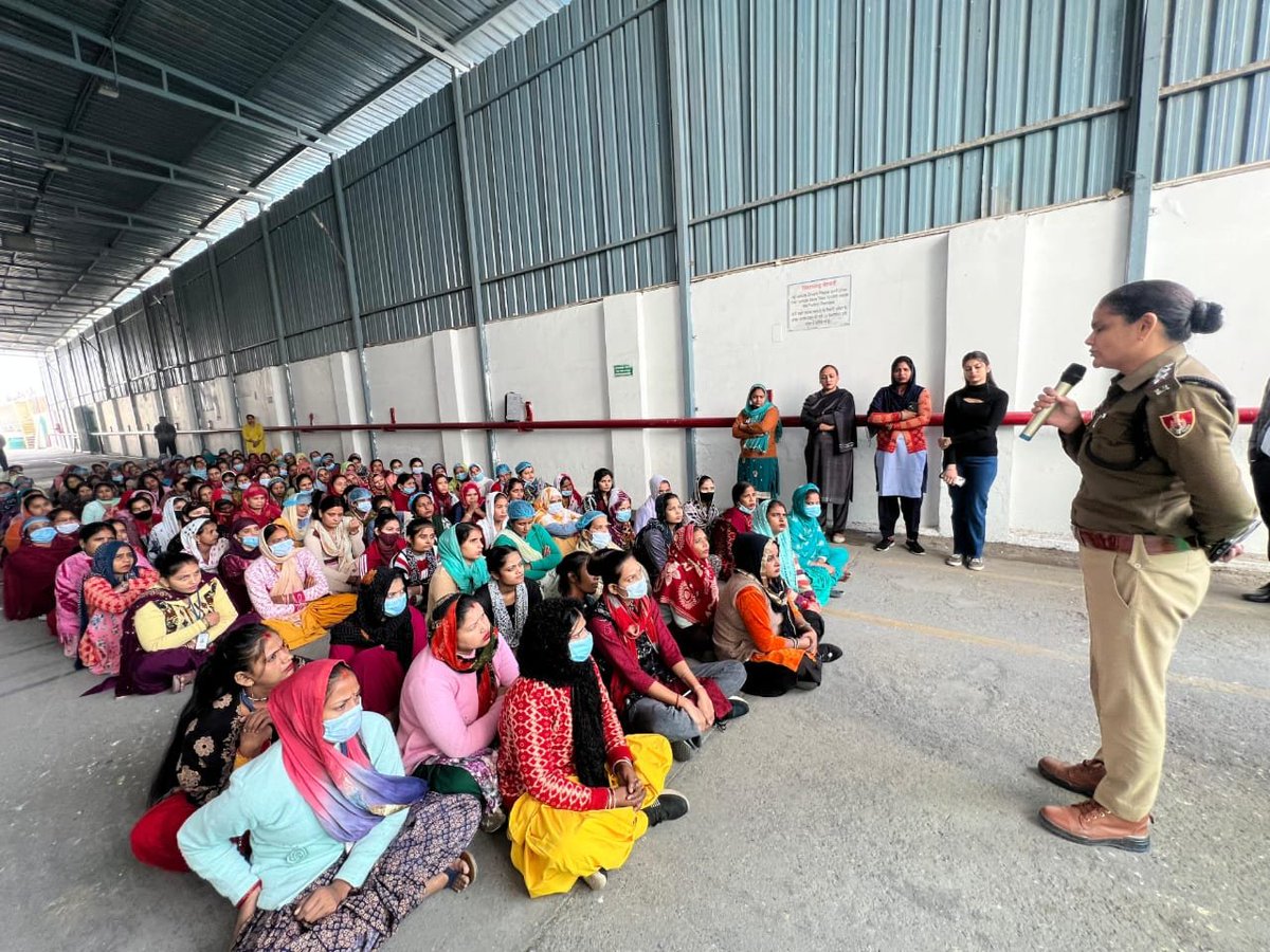 #महिला थाना पुलिस टीम ने औद्योगिक क्षेत्र में स्थित फैक्ट्रियों में महिलाओं को महिला विरूद्ध अपराधों बारे जानकारी देकर किया जागरूक

महिलाएं असुरक्षित महसूस होने पर तुरंत दुर्गा शक्ति एप या डॉयल 112 पर दे सूचना; 
महिलाओं की सुरक्षा करना पुलिस की प्राथमिकता; इंस्पेक्टर रेखा प्रभारी
