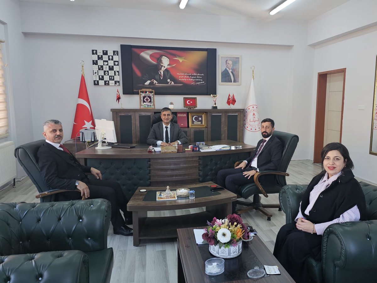 🚩24 Kasım Öğretmenler Günü dolayısıyla, Çukurca Belediye Başkan Vekili Hasan Alkan ve beraberinde heyet, AK Parti İlçe Başkanı Hüseyin Yılmaz İlçe Millî Eğitim Müdürümüzü makamında ziyaret etti.

<a href="/tcmeb/">Millî Eğitim Bakanlığı</a> <a href="/Yusuf__Tekin/">Yusuf Tekin</a> <a href="/Hakkari_MEM/">Hakkari İl Milli Eğitim Müdürlüğü</a> <a href="/nrtttin_ylmz/">Nurettin YILMAZ</a> <a href="/CukurcaKaymakam/">Çukurca Kaymakamlığı</a>