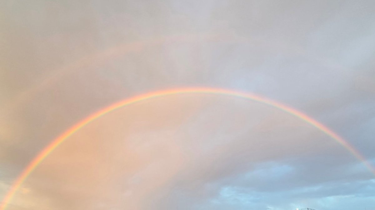 sugichanpiyo's tweet photo. 本日はパラパラの雨☔
そのあとには二重の虹🌈🌈
ダブルレインボーを見ると幸運が訪れるんだってぇ~*ଘ(੭*ˊᵕˋ)੭*ੈ
いい事ありますよぉ~にぃ~(ㅅ･ｪ･`)✨🌈🐥🌈✨

#With warmest congratulations.
#虹
#栄光の架け橋
#わっさん🍥おめでとう
#お友達みんなにお裾分け🌈🌈 https://t.co/SNq80yxDO1