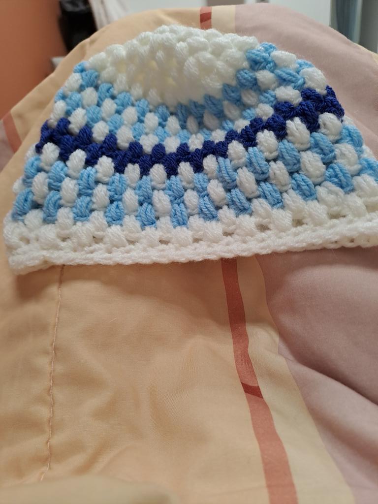 #Wybert vrouwmens zag een mandje met mutsen staan in de wachtruimte. Vroeg aan de verpleegkundige mag je er een pakken. Jahoor zei ze......toen heb ik  deze gekozen. Lief dat mensen dit maken ❤️❤️❤️