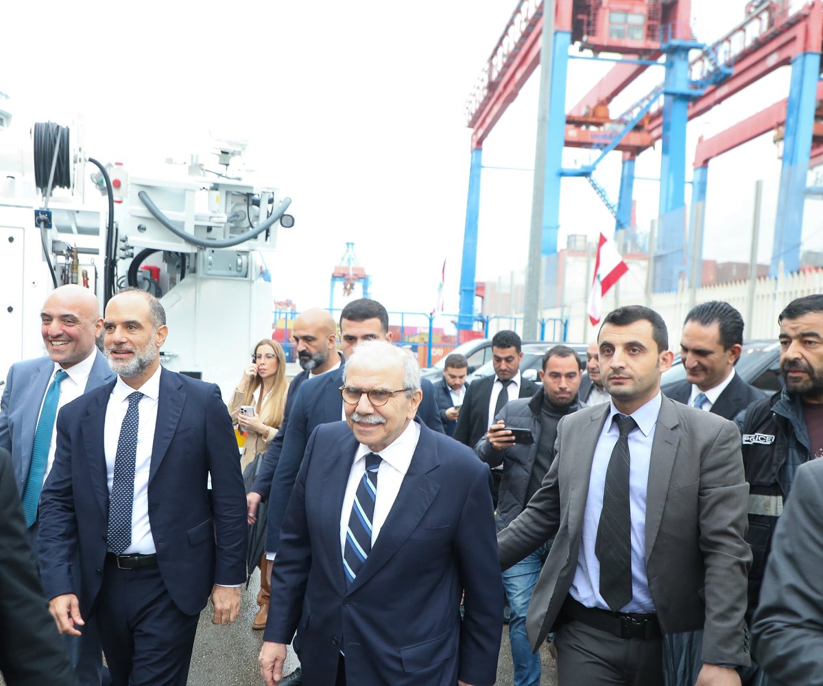 قمت صباح اليوم بزيارة مرفأ بيروت الذي هو ذاكرة المدينة وعنوان مستقبلها، كما هو ركن أساسي في أي عملية نهوض اقتصادي للبلاد. وشددت ان تطوير مرفأ بيروت وتحديثه يتطلّب خطوات عدّة أبرزها: استكمال إعادة التأهيل الذي بدأ ولم يكتمل بعد، وضع رؤية مستقبلية للمرفأ، وتحديث آليات العمل فيه،