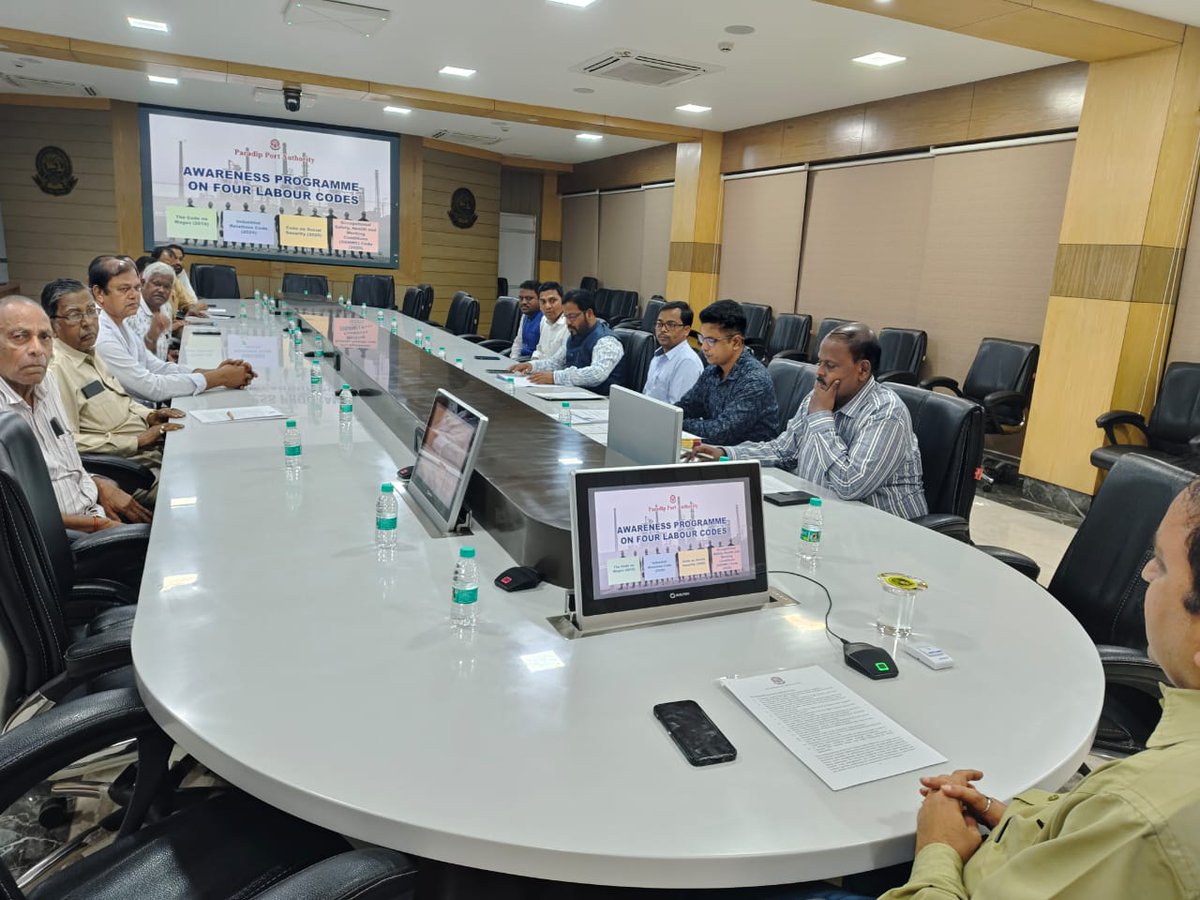 paradipport's tweet image. Paradip Port Authority Hosts Awareness Session on New Labour Codes

Chairman Shri P. L. Haranadh led a focused session with labour union representatives at Paradip Port to brief them about the New Labour Codes and their positive impact on the workforce.

#ParadipPort #LabourCodes…
