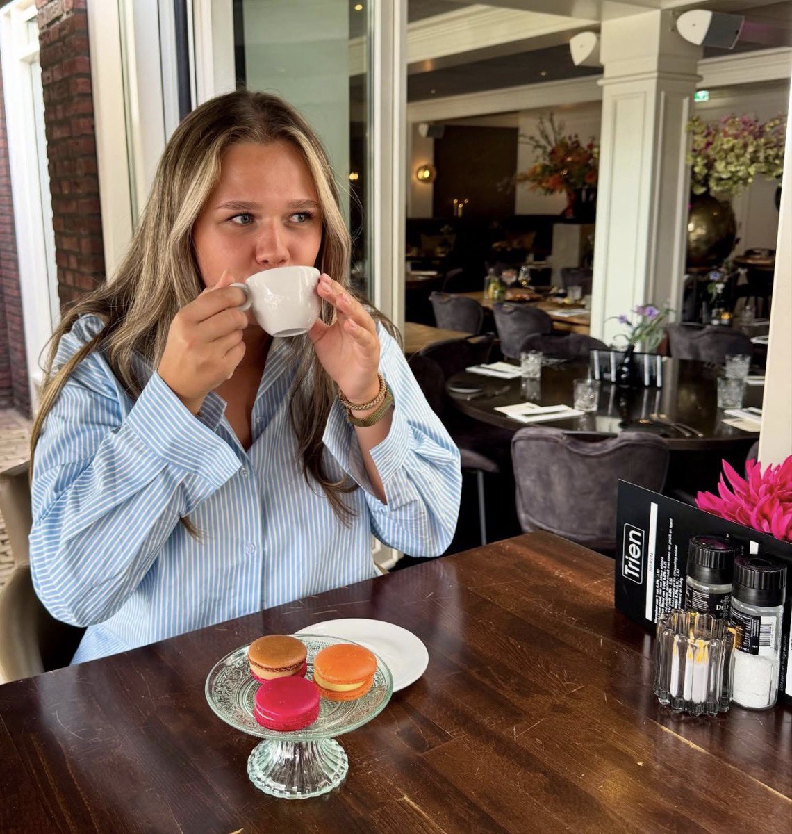 Het is precies zulk weer waarbij een warm kopje koffie nóg beter smaakt - zeker met een lekker hapje of een lunch erbij. Even opwarmen en genieten! #genietenmaar #lunchtime #lekkeropwarmen