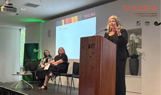 src_rsc's tweet image. Aimée Craft (RSC College, @uottawa.ca) co-led a panel on place and space, under theme of Indigenising the academy at the #Taikura summit.