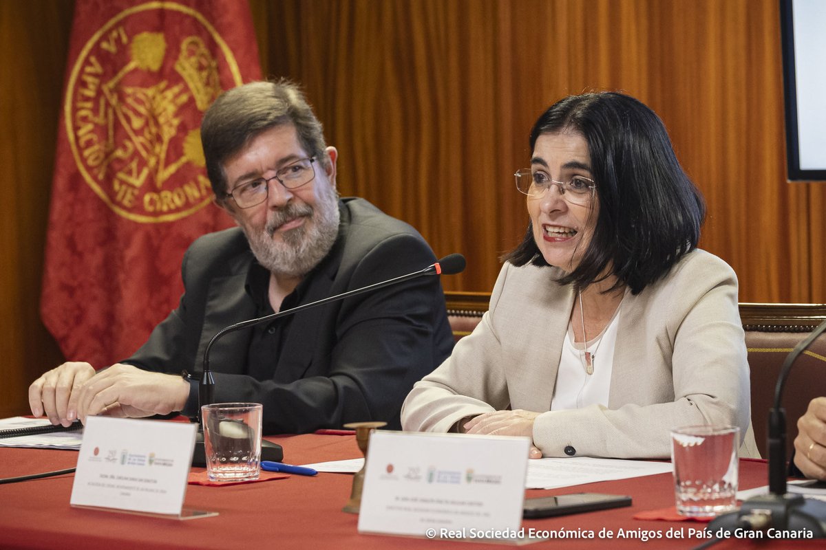 La alcaldesa de Las Palmas de Gran Canaria,
<a href="/CarolinaDarias/">Carolina Darias</a> , inauguró las jornadas de la Económica en homenaje al poeta, ensayista y catedrático Andrés Sánchez Robayna, figura esencial de la literatura y el pensamiento en Canarias, fallecido el pasado 11 de marzo.