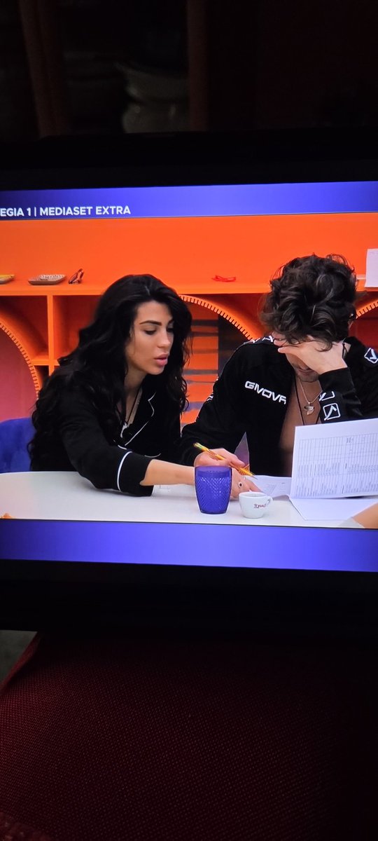 LelloPani's tweet photo. C'è imbarazzo tra loro, Rasha non vede l'ora di baciarlo. Altro che #rashmer o #jonita. La vera ship è #jorash #grandefratello lang:it https://t.co/ri7f7rYeeL