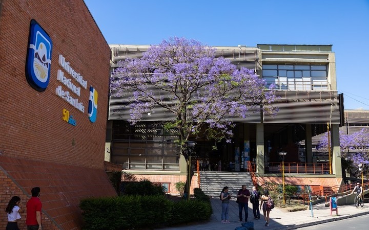 clarincom's tweet image. UN JEFE DE CÁTEDRA ELIMINÓ UNA CLASE SOBRE ABUELAS DE PLAZA DE MAYO EN LA UNIVERSIDAD DE SAN LUIS

Un titular de cátedra de la Universidad Nacional de San Luis eliminó del aula virtual un material subido por un jefe de trabajos prácticos sobre el “índice de abuelidad”, técnica…