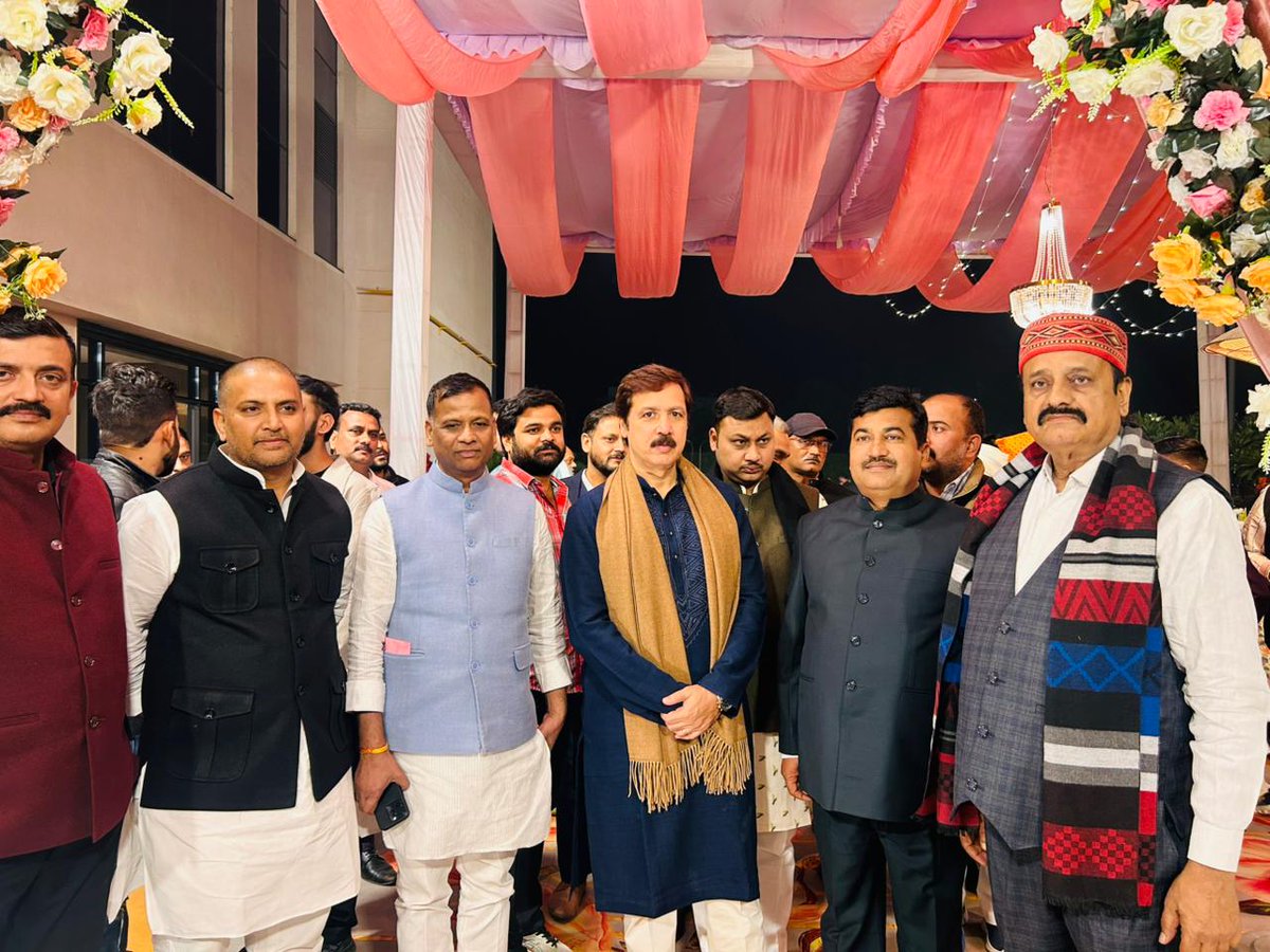 MDhananjaySingh's tweet image. लखनऊ में पूर्व विधायक मित्र दलजीत सिंह जी की बिटिया के वैवाहिक समारोह में उपस्थित होकर नवदम्पति को उज्जवल भविष्य की मंगलकामनाएं दी।

#लखनऊ