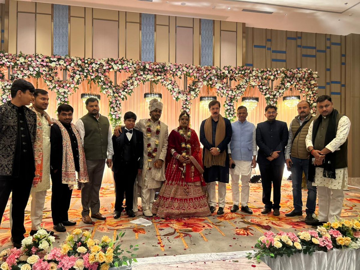 MDhananjaySingh's tweet image. लखनऊ में पूर्व विधायक मित्र दलजीत सिंह जी की बिटिया के वैवाहिक समारोह में उपस्थित होकर नवदम्पति को उज्जवल भविष्य की मंगलकामनाएं दी।

#लखनऊ