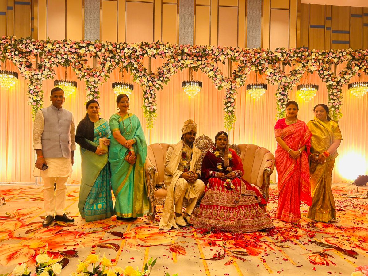 MDhananjaySingh's tweet image. लखनऊ में पूर्व विधायक मित्र दलजीत सिंह जी की बिटिया के वैवाहिक समारोह में उपस्थित होकर नवदम्पति को उज्जवल भविष्य की मंगलकामनाएं दी।

#लखनऊ