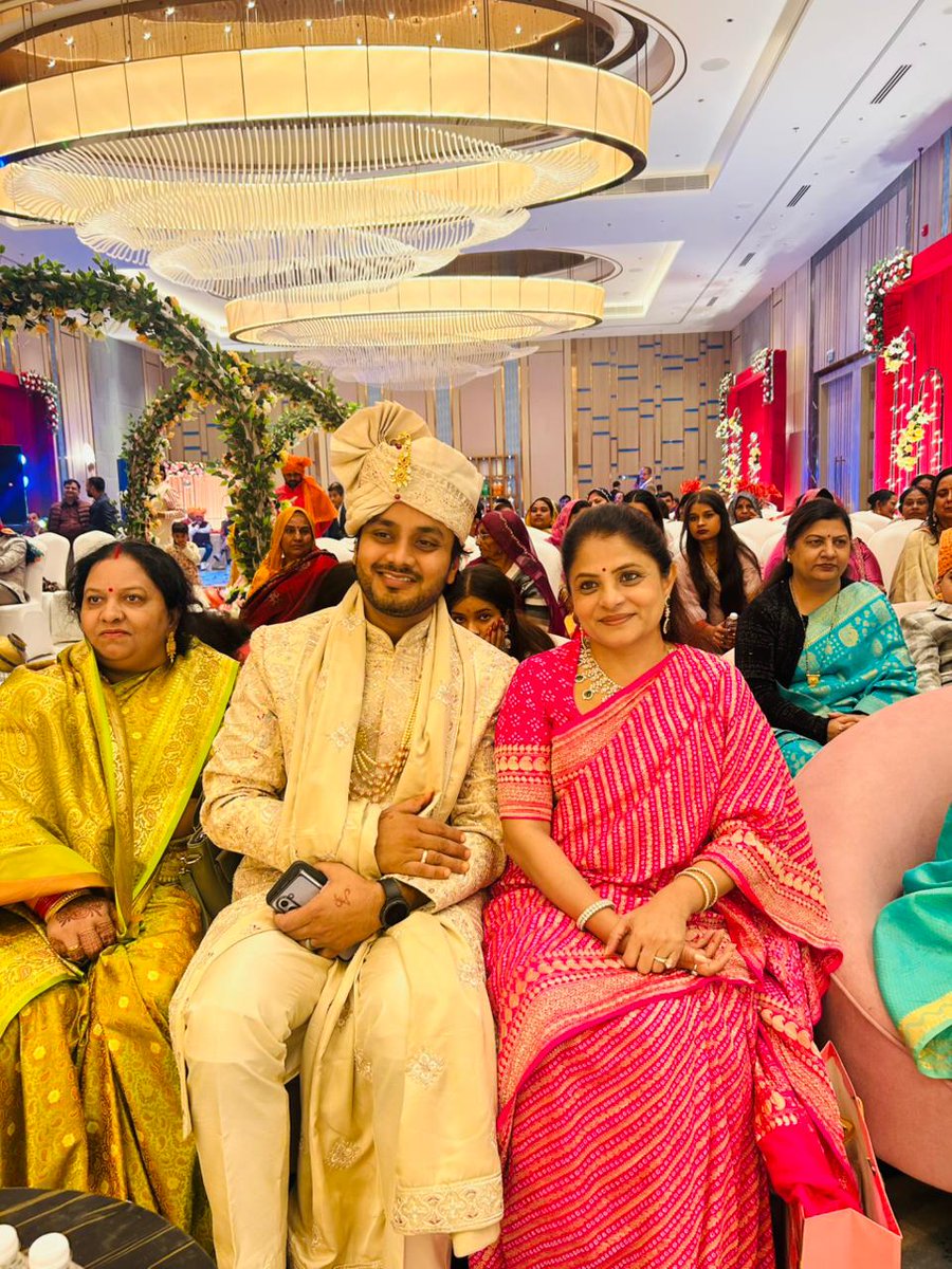 MDhananjaySingh's tweet image. लखनऊ में पूर्व विधायक मित्र दलजीत सिंह जी की बिटिया के वैवाहिक समारोह में उपस्थित होकर नवदम्पति को उज्जवल भविष्य की मंगलकामनाएं दी।

#लखनऊ