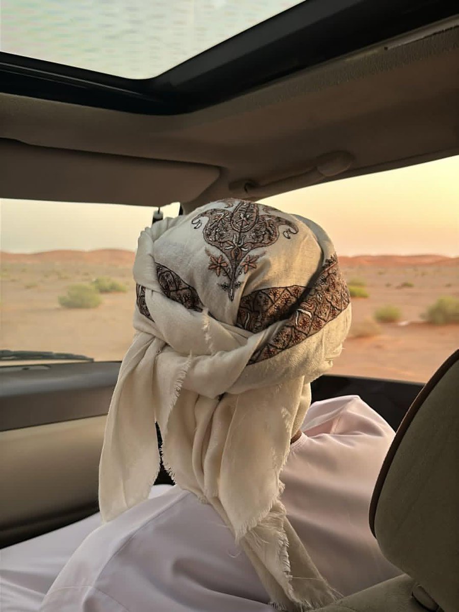 أسوء شعور :
- عقل عارف الحقيقة 
وقلب رافض يصدقها .