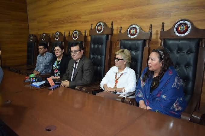 reddtvoficial's tweet image. Autoprorrogados de TCP emiten auto prohibiendo a salas constitucionales fallar en su contra

El Tribunal Constitucional Plurinacional (#TCP), cuyos cinco de sus #magistrados continúan en funciones pese a la conclusión de su mandato, aprobó un Auto Constitucional que prohíbe a las…