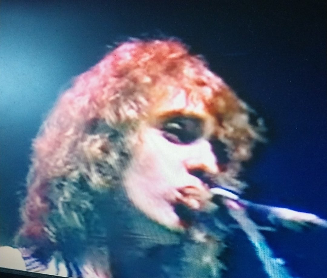 Estou em casa, de férias do trabalho. revendo no YouTube "Peter Frampton Live at the Kingdome, Seattle, WA, June 27, 1977 Full Concert Pro-Shot". O astro muito solto no palco cantando todos esses grandes sucessos que ficaram na história.