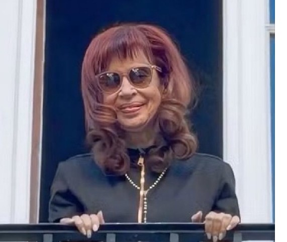 santosguillermo's tweet image. #CFK la Yoko Ono del Peronismo.