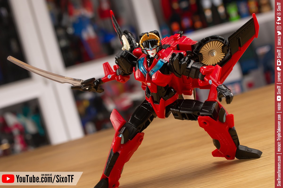 TFsource's tweet image. Is this the best Windblade toy? Let&apos;s find out in a new video review: 
youtu.be/Lga5znF3I2o