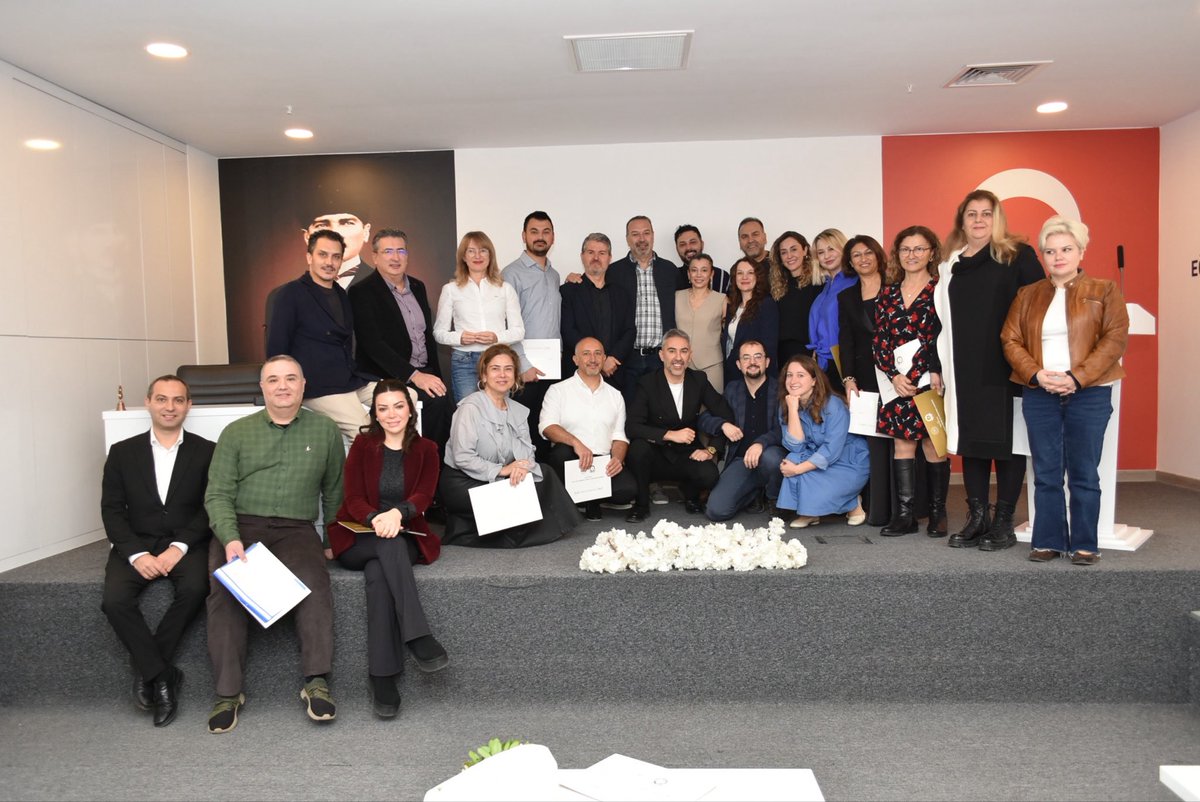 Hastanemizde 2.kez düzenlenen Estetik ve Kozmetik Uygulamaları Sertifikalı Eğitim Programı Başhekimimiz Prof.Dr. M. Yekta ÖNCEL, hastane yönetimi, eğitimciler ve kursiyerlerin katılımıyla yapıldı.Törende kursiyerlere belgeleri, eğitimcilerimize teşekkür belgeleri takdim edildi.