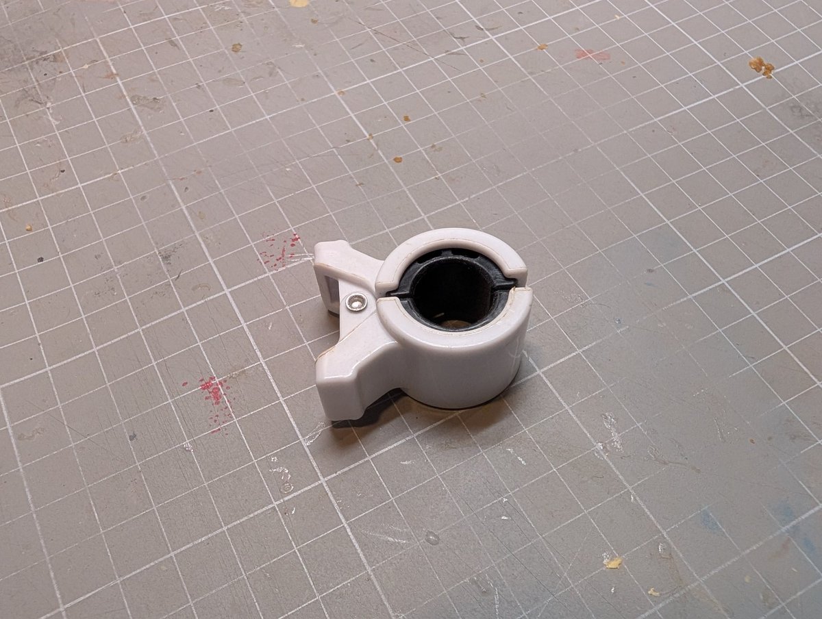 82zako's tweet image. 百均にあるケーブルホルダー（輪っかになってる洗濯ばさみみたいなヤツ）を併用した方が効率的ですねw
これを外して、ケーブルをリリース、ドライヤー使用中はケーブルを通しておけば無くならないので、便利です！