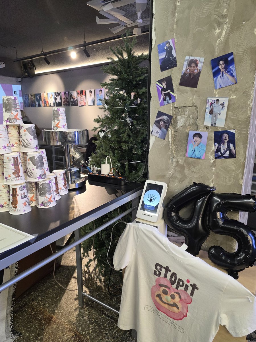 halfmoon____'s tweet photo. 힙한 느낌 가득한 공간! 너무 고능하게 꾸며두셨고
걸려있는 액자 진심 다 가져오고 싶었어요 ㅠ-ㅠ
#BIRTHDAY_SHOROOM
#웰컴투쇼룸 https://t.co/vneMibuyVt
