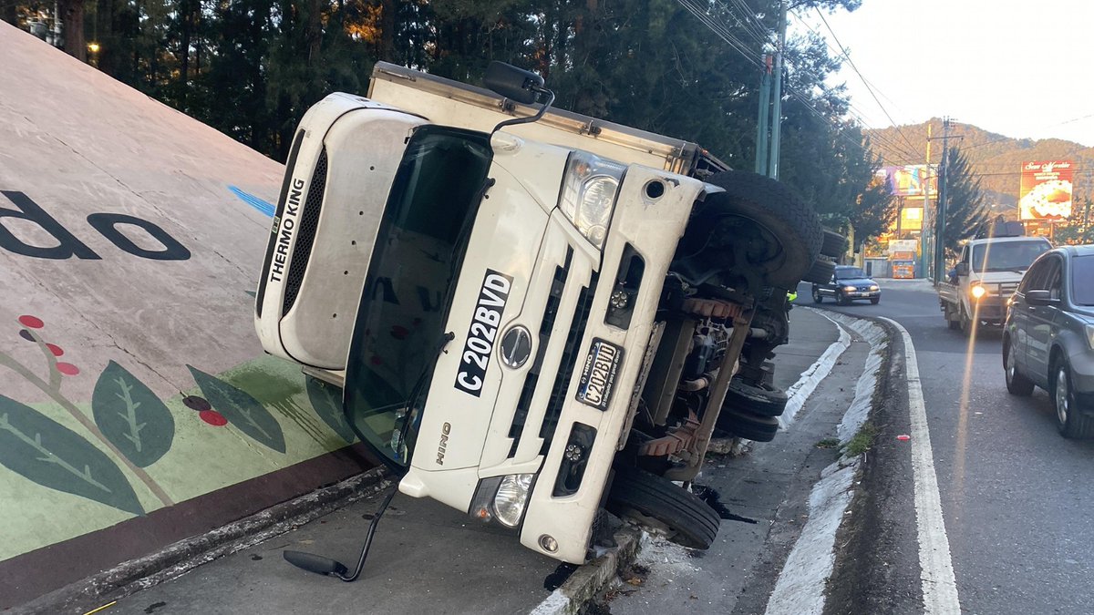 #AHORA Camión volcó en el kilómetro 17 de la ruta Interamericana, con dirección a la calzada Roosevelt. Solo daños materiales #TráficoGT | Vía <a href="/JCChanta_EU/">Juan Carlos Chanta</a>