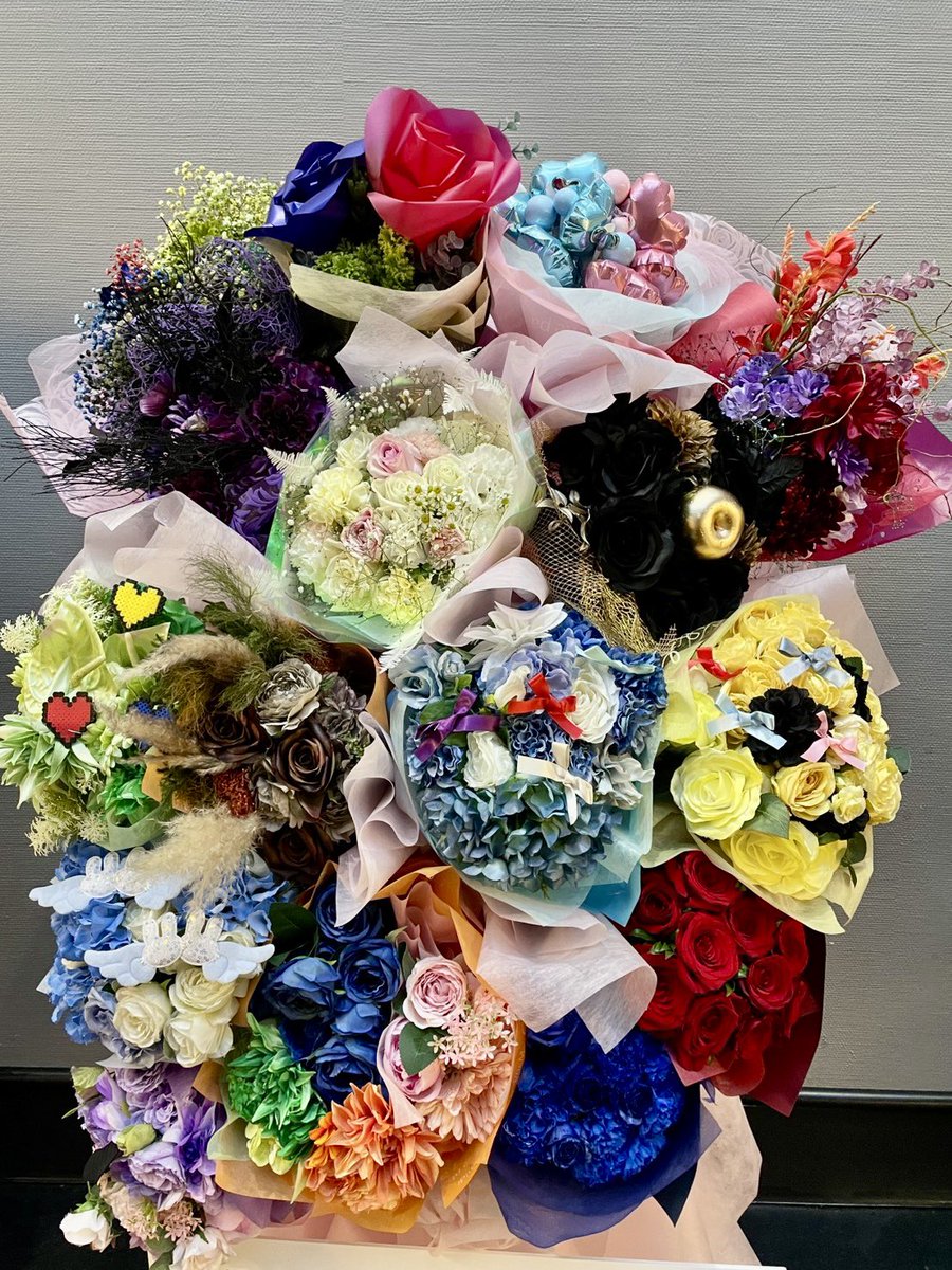 nanas_frasta's tweet photo. 『あんスタ!!』すべてのアイドル達へフラスタをお届けしました🎉
全アイドルへの感謝と愛を込めた、カラフルなミニブーケの特注スタンドです🌈💐
#あんスタ #スタフォニ #あんさんぶるスターズ #CastLive #フラワースタンド #スタンド花 #祝花 #ライブ装花 #推し活 #花屋 https://t.co/52OC9uAw5d