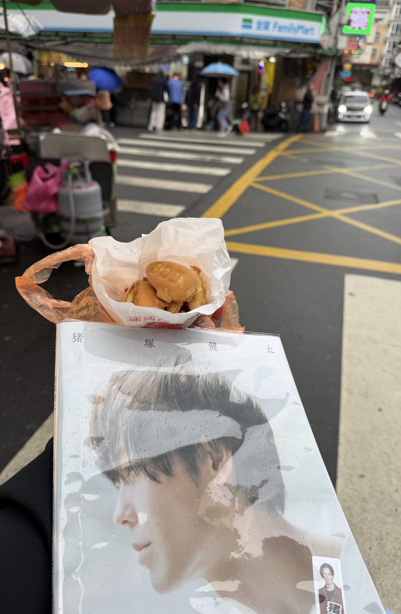 ilovepurinhk's tweet image. 瑞芳駅では3番線ホームに乗り、階段を下りてトンネルを抜けて駅を出ます✨
雨が降り始めました☔️
瑞芳駅の外にある蒸しケーキ。美味しい〜
いまUFOキャッチャーの景品はドラえもんね🤭

#猪塚健太写真集
#猪塚健太