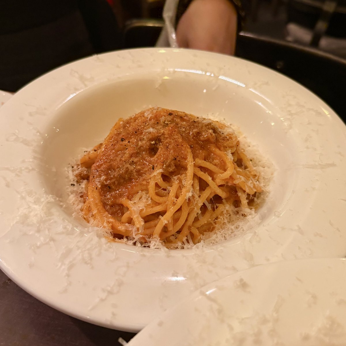 keizaiwo_mawase's tweet photo. 📍自由が丘「パスタバルMiKiYA's」
もちもちパスタが美味しくて、もう何度も通っているお店🍝

沖縄に移住した友達が、東京に帰ったら必ずミキヤズのパスタ食べる！と言っています。

特に、
・エビのトマトクリームパスタ
・塩辛とクリームチーズパスタ
・白モツの辛いトマト煮
が大好きで、定期的に食べたくなります❕

自由が丘駅から徒歩5分で、

ランチタイムはパスタ単体で¥770〜1,500くらい、
ディナーもパスタは¥935〜高くても¥1,800くらいの価格帯で、カジュアルに使えるお店です。

11:30〜23:00で、通し営業しているので、遅めのランチにも良いです。

学芸大学にも「パスタバル ミキヤズ ぐりぐり」があり、こちらも殆ど同じメニューが食べられます。

大学時代、友達がここでバイトしていたので、その頃から何度も���っています🥰