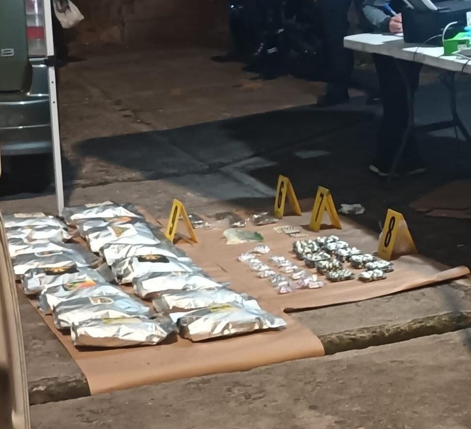 #AHORA <a href="/PNCdeGuatemala/">PNC de Guatemala</a> intercepta taxi pirata donde transportaban cocaína, crack y marihuana. Policías de la comisaría 16 montan operativo en el kilómetro 17.7 de la ruta Interamericana, zona 1 de Mixco, con dirección a San Lucas Sacatepéquez | Vía <a href="/JCChanta_EU/">Juan Carlos Chanta</a>