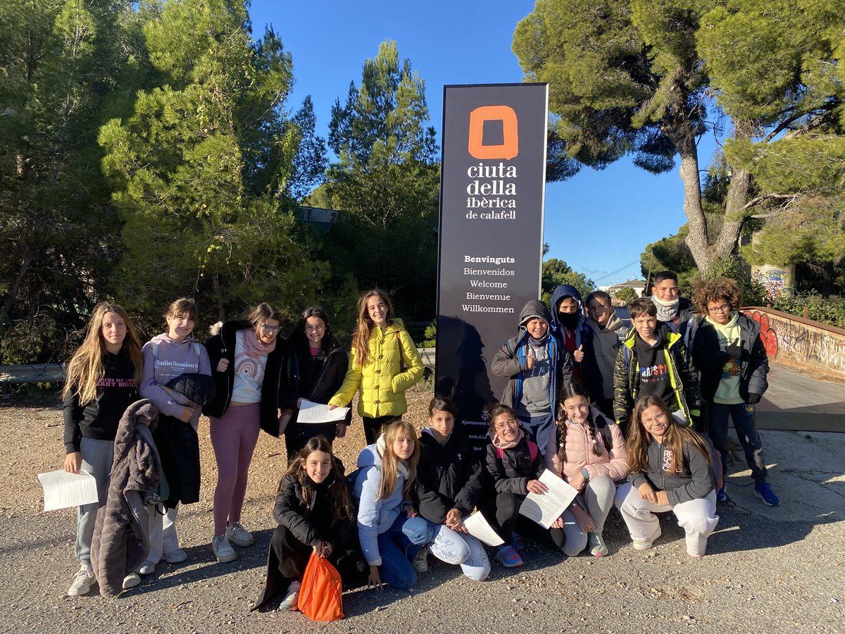 escolaUlldeVent's tweet photo. Els i les alumnes de robòtica de 6è han pogut visitar la Ciutadella Ibèrica de Calafell, on la Georgina ens ha resolt alguns dubtes sobre el nostre sistema de protecció integral del jaciment. @calafellhistoric Moltes gràcies també a @BisbalPenedes per subvencionar l’autobús🦾🤖 https://t.co/feG6eocyHX