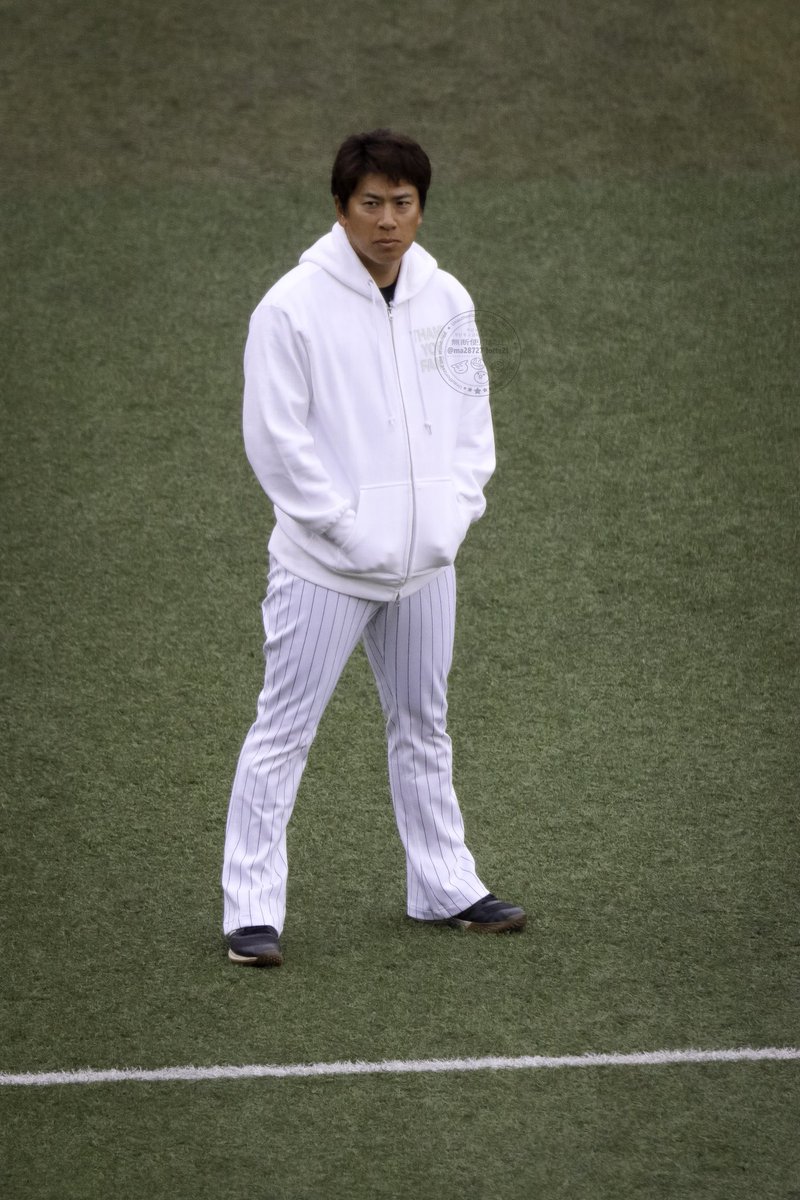 目つきが鋭すぎる走塁コーチ