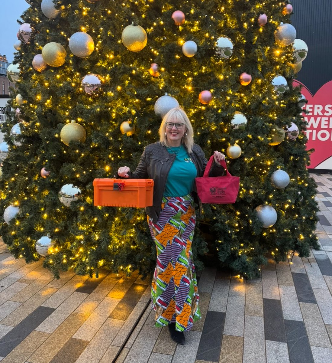lekgrover's tweet image. So excited to be keeping another ‘Kofi Promise’, showing up, speaking up and doing the work💪🏻
Arriving fully equipped with my new toolbox, bag and a beautiful @FARAcharityshop skirt too! 🧡😉🍆 #communicate #sexualwellbeing #care