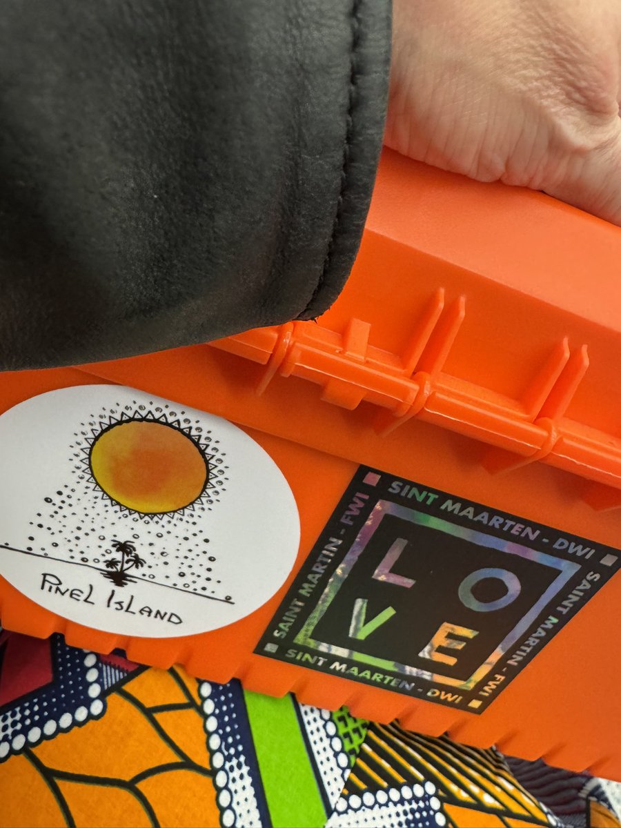 lekgrover's tweet image. So excited to be keeping another ‘Kofi Promise’, showing up, speaking up and doing the work💪🏻
Arriving fully equipped with my new toolbox, bag and a beautiful @FARAcharityshop skirt too! 🧡😉🍆 #communicate #sexualwellbeing #care