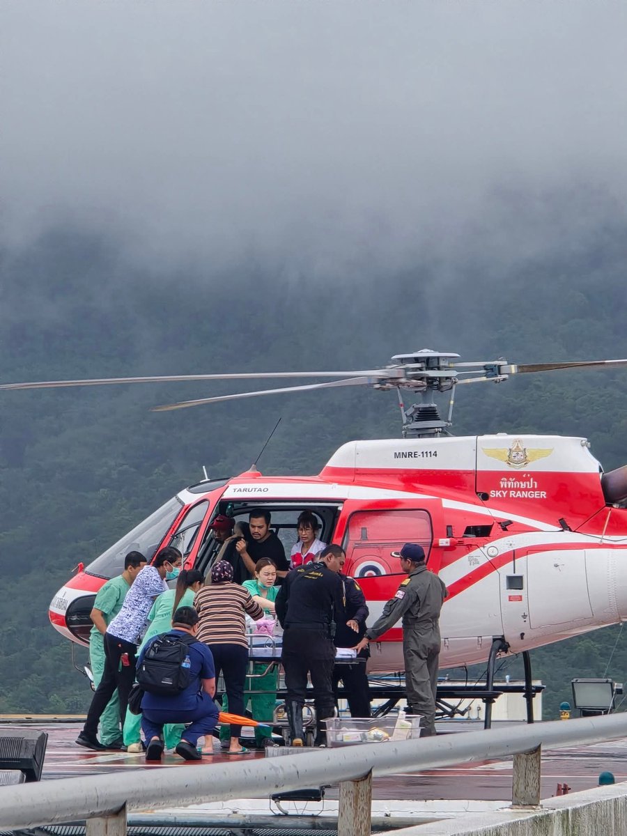 PorPaiiS's tweet image. ทุกอย่างมันแย่มากๆๆจนเราไม่มีเวลามาหาชุด หารองเท้าที่ดีๆ ฟ้าสว่างได้ยินเสียงวิทยุประสานให้ทีมเตรียมบิน ทุกคนก้มุ่งไปเลย สำหรับวันนี้ refer ได้ประมาน 40 คน พรุ่งนี้สู้กันต่อ 💪🏻💪🏻
#พยาบาลERทำได้ทุกอย่างไม่เกินจริง
#น้ำท่วมหาดใหญ่