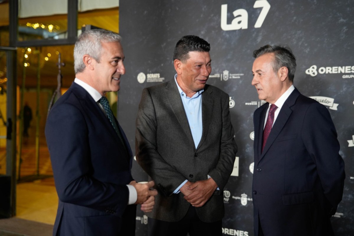 scrats_regantes's tweet image. Desde el SCRATS reafirmamos nuestro compromiso con el sector primario. Por eso estuvimos presentes en la gala Planes Gourmet 2025, para recordar que sin el agua del Trasvase no sería posible producir muchos de los alimentos que hoy distinguen a la gastronomía del Levante español.