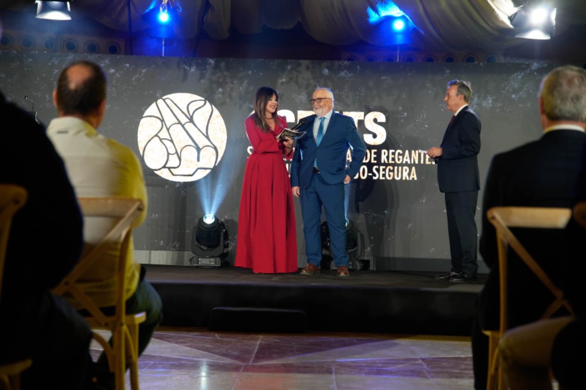 scrats_regantes's tweet image. Desde el SCRATS reafirmamos nuestro compromiso con el sector primario. Por eso estuvimos presentes en la gala Planes Gourmet 2025, para recordar que sin el agua del Trasvase no sería posible producir muchos de los alimentos que hoy distinguen a la gastronomía del Levante español.