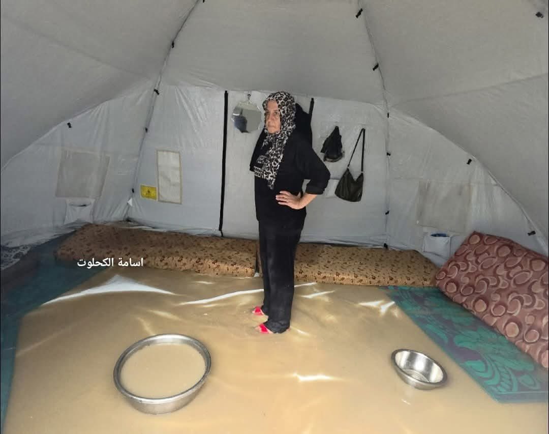 gazanotice's tweet image. 🚨Heartbreaking: Families in Gaza are drowning in rainwater inside their tents today, shivering in the cold. 

All this while Israel tightens its grip on the Strip, blocking any rebuilding efforts and deepening an already unbearable humanitarian crisis.