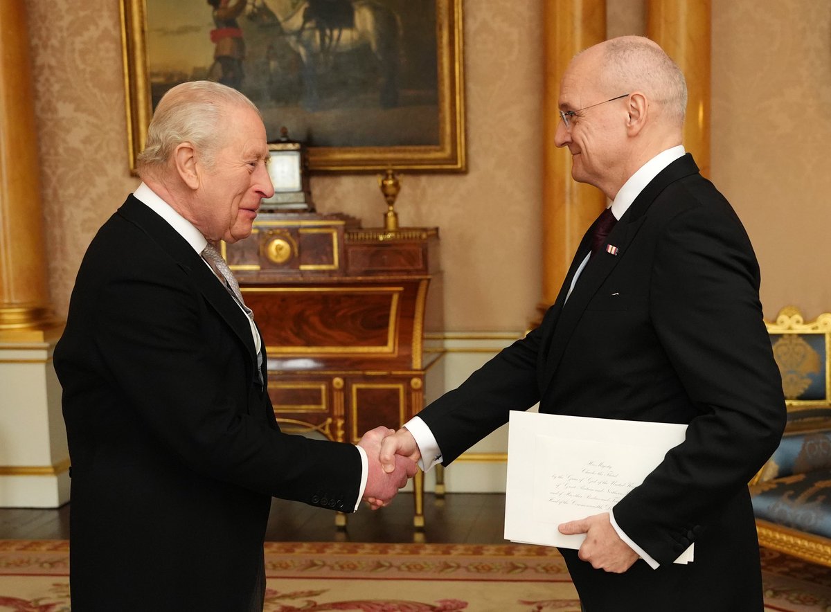 CZinLondon's tweet photo. 🌟🇨🇿➡️🇬🇧 On Nov 20, Ambassador Václav Bartuška presented his letters of credence to King Charles III 👑📜 Officially starting his mission as Czech Ambassador to the UK & Northern Ireland 🇨🇿🤝🇬🇧 New chapter, new opportunities! ✨🌍 #CzechEmbassy #Diplomacy https://t.co/ABnx18En9I