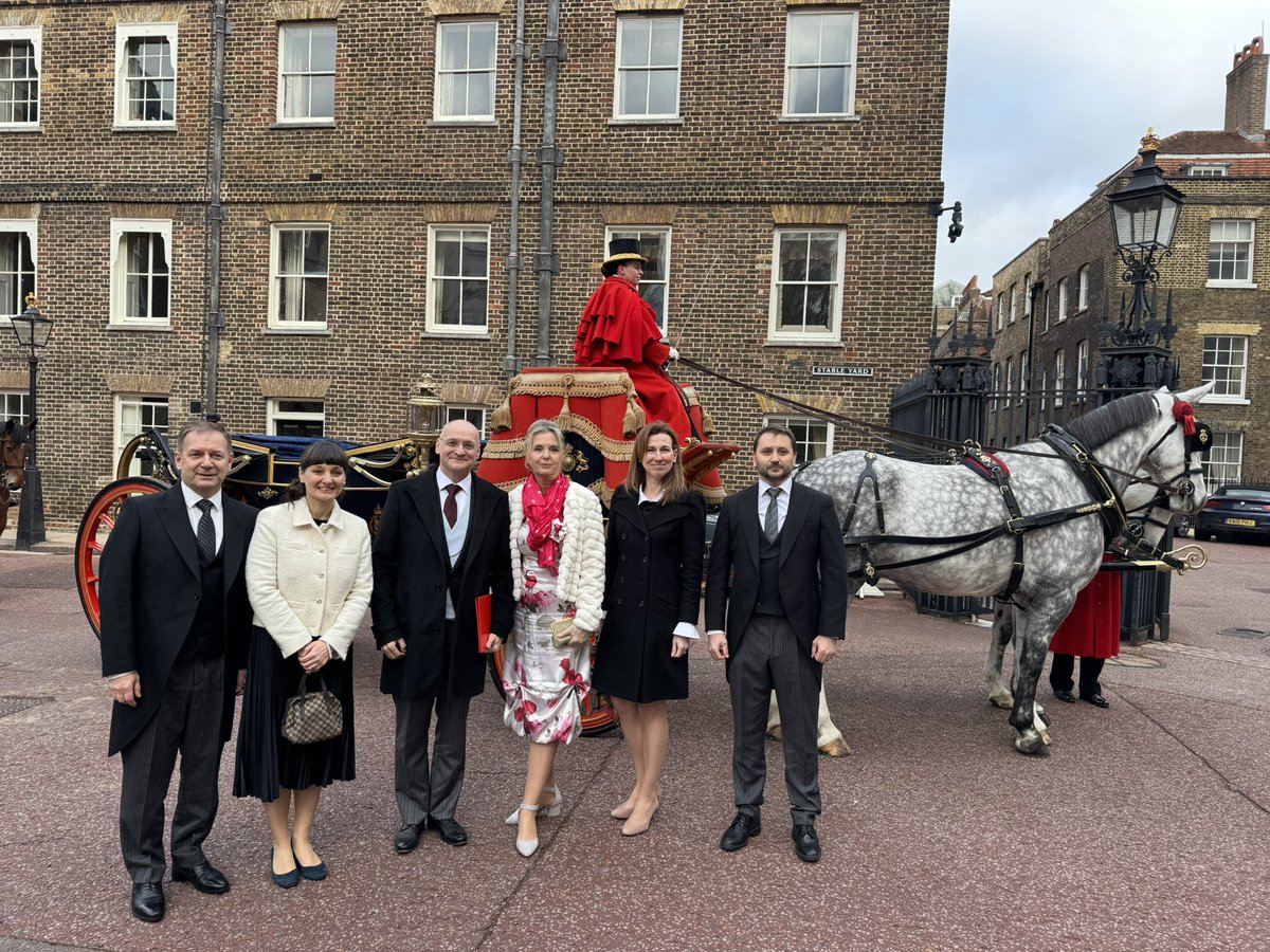 CZinLondon's tweet photo. 🌟🇨🇿➡️🇬🇧 On Nov 20, Ambassador Václav Bartuška presented his letters of credence to King Charles III 👑📜 Officially starting his mission as Czech Ambassador to the UK & Northern Ireland 🇨🇿🤝🇬🇧 New chapter, new opportunities! ✨🌍 #CzechEmbassy #Diplomacy https://t.co/ABnx18En9I