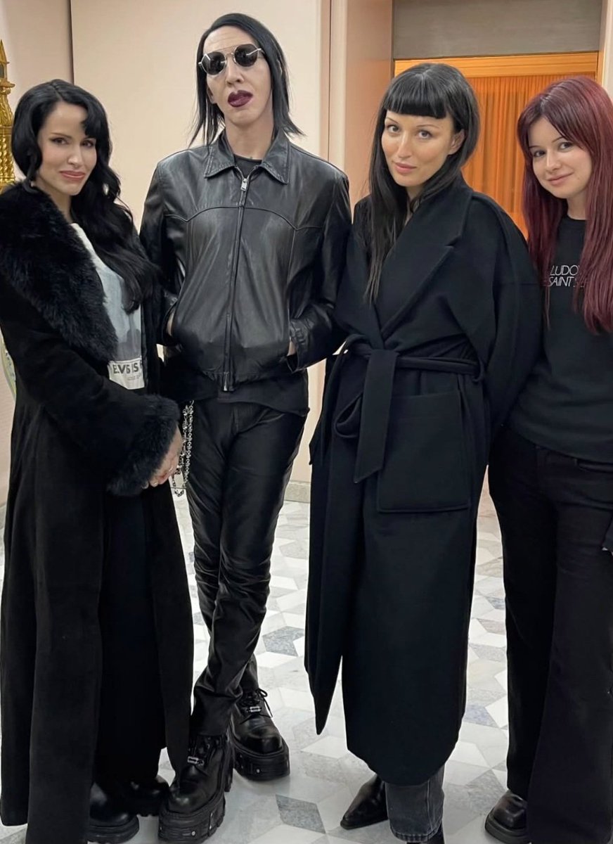 GerdaBarrel's tweet image. I thought they were made of wax. Photo as from a wax museum 😄 🤣 
Nov 25 | Bergamo, IT
📸 Fariza | farizarodriguez
#manson